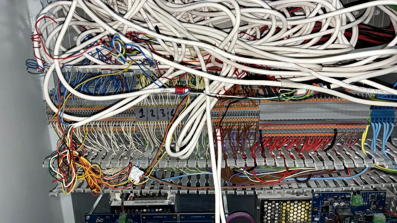 Cableado estructurado y gestión de cables de una instalación domótica en Ibiza — MiIA