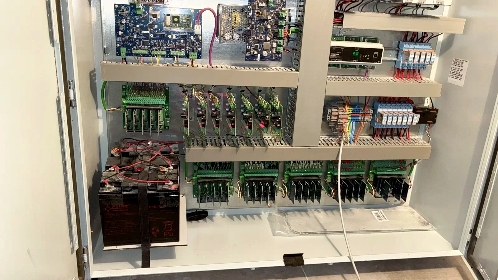 Armario de control domótico abierto con actuadores KNX en Ibiza — MiIA