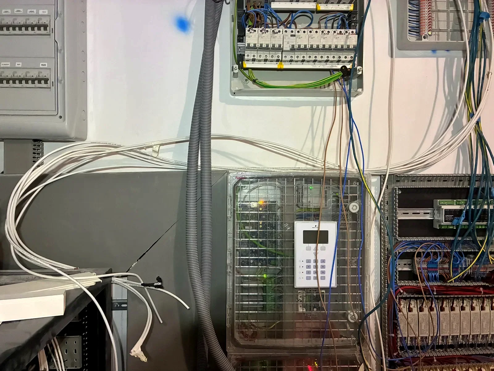 Cuadro de automatización KNX en carril DIN instalado por MiIA en Ibiza