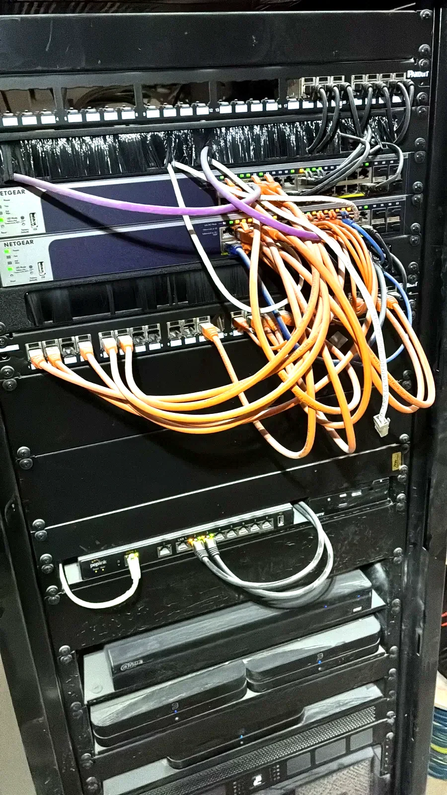 Rack de red y patch panel de una instalación domótica en Ibiza — MiIA