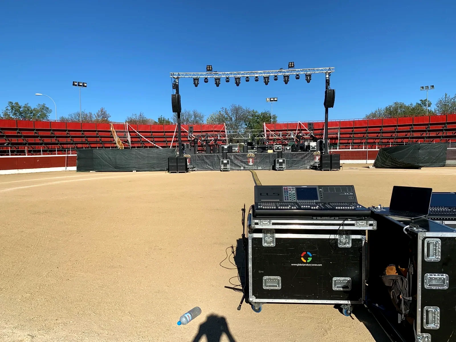 Gran recinto tipo arena con rigging y truss de iluminación en Ibiza — automatización KNX por MiIA