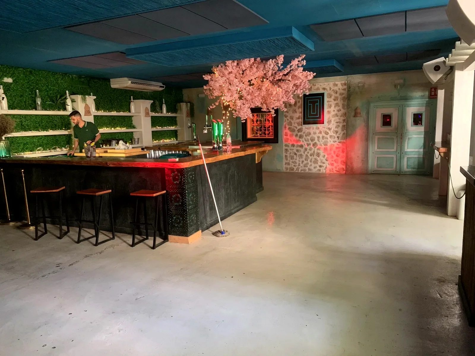Bar interior de hotel con iluminación de ambiente en Ibiza — MiIA