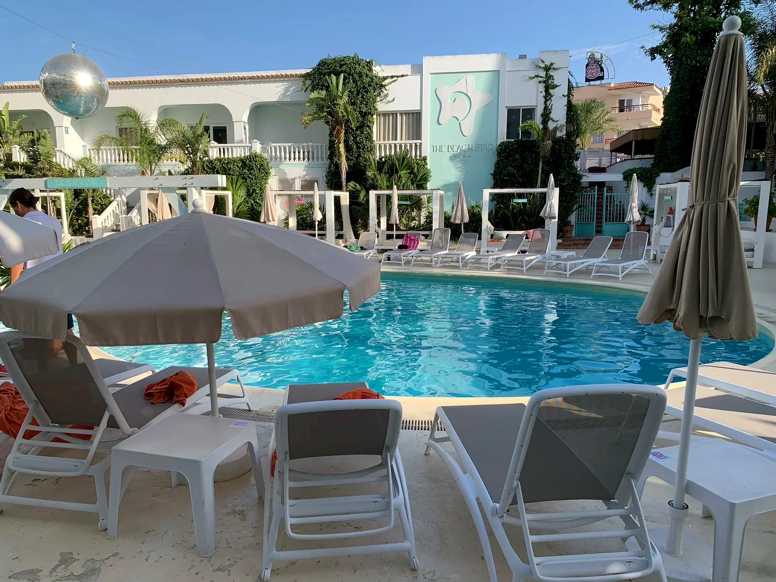 Piscina y zona premium de hotel en Ibiza automatizada con KNX — MiIA