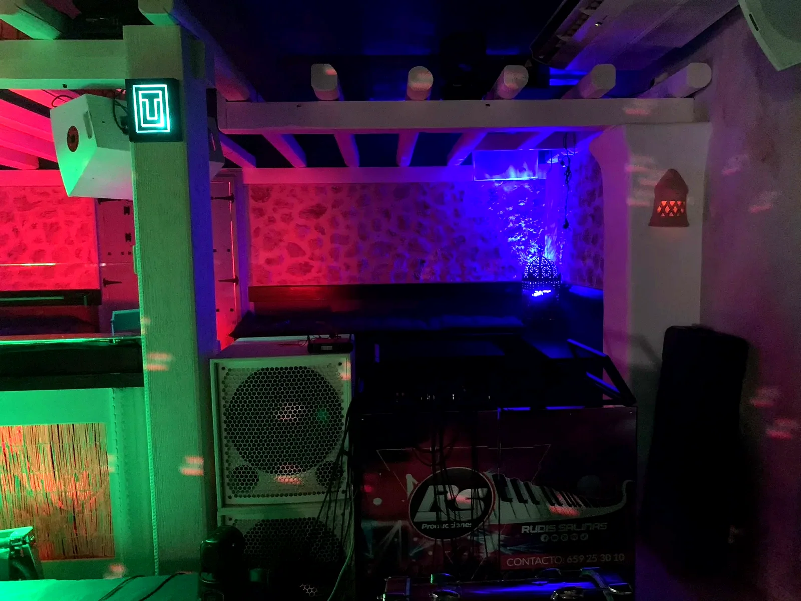Sala de hotel con escenas de luz de color controladas por KNX — MiIA