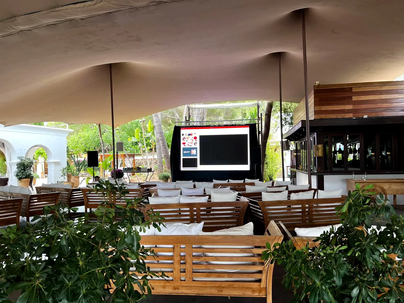 Salón lounge de villa con control integrado en Ibiza — MiIA