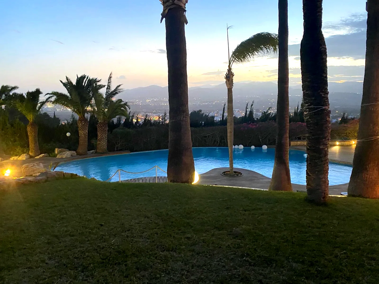 Villa de lujo con piscina al atardecer en Ibiza — domótica KNX por MiIA