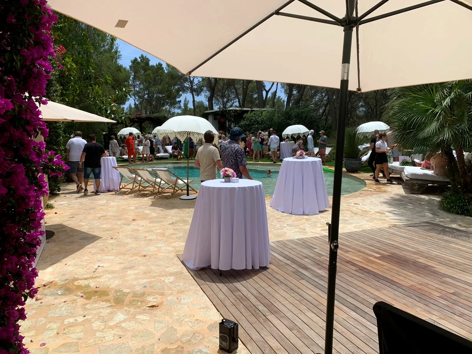 Terraza de villa preparada para evento privado en Ibiza — MiIA